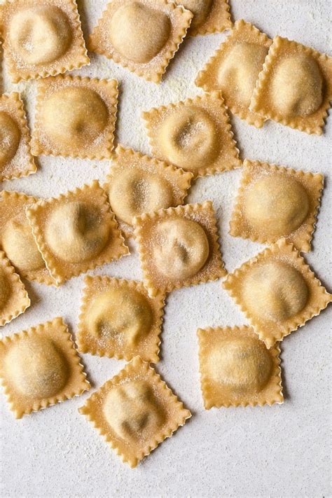 How many sugar are in meat ravioli, 8 each - calories, carbs, nutrition