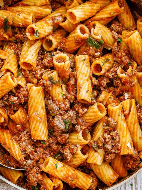 How many sugar are in minced irish beef in a rich tomato bolognaise sauce pasta bake - calories, carbs, nutrition