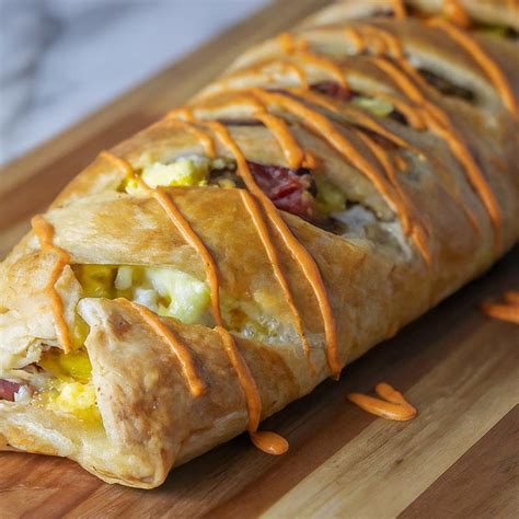 How many sugar are in mini bacon and egg breakfast stromboli - calories, carbs, nutrition