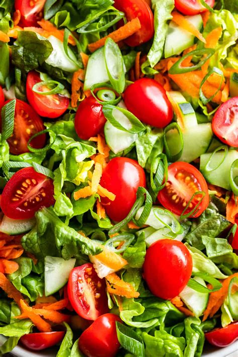 How many sugar are in mixed leaves, cherry tomatoes, peppers, carrots and vinaigrette salad - calories, carbs, nutrition