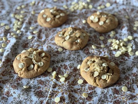 How many sugar are in mojo white chocolate macadamia - calories, carbs, nutrition