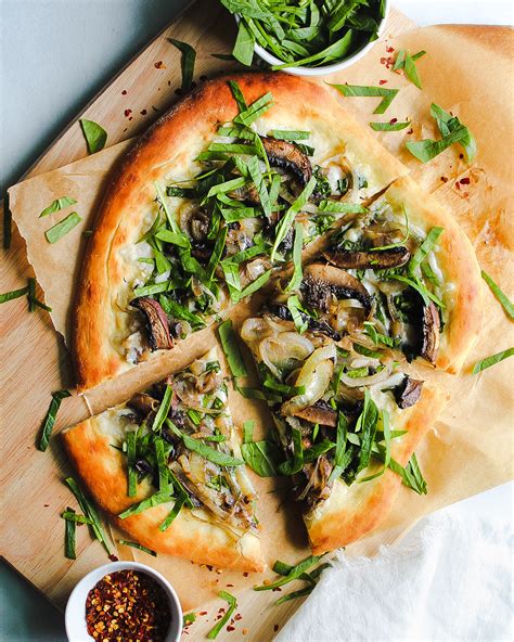 How many sugar are in mushroom and onion pizza - calories, carbs, nutrition