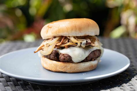 How many sugar are in mushroom swiss burger - calories, carbs, nutrition