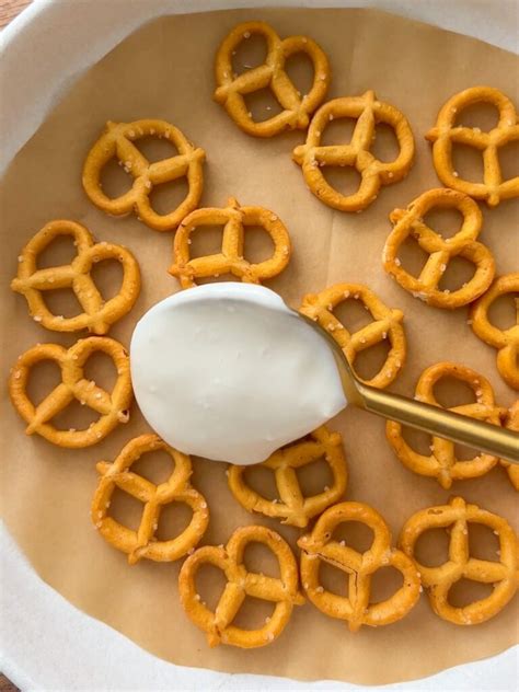 How many sugar are in natural yogurt pretzels (82656.3) - calories, carbs, nutrition
