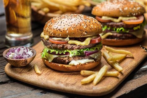 How many sugar are in new york burger with chips - calories, carbs, nutrition