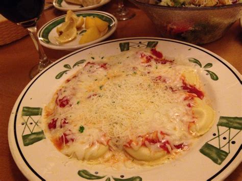 How many sugar are in olive garden, cheese ravioli with marinara sauce - calories, carbs, nutrition