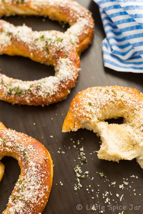 How many sugar are in parmesan garlic pretzel - calories, carbs, nutrition