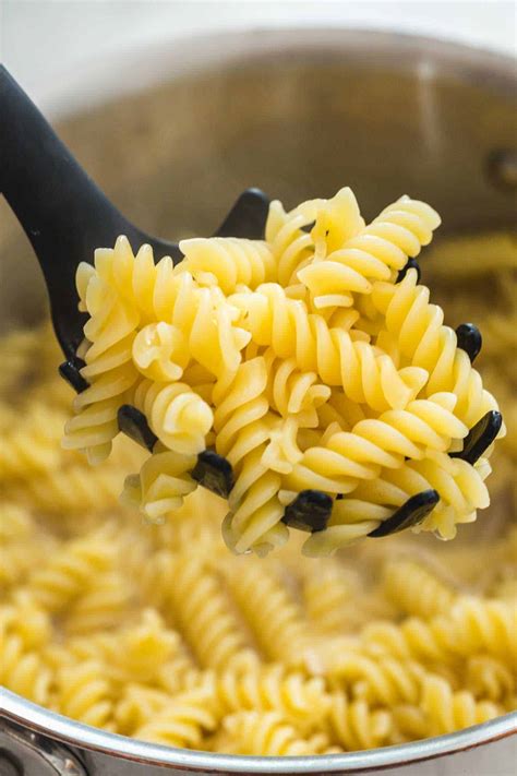 How many sugar are in pasta fusilli, with breadstick - calories, carbs, nutrition