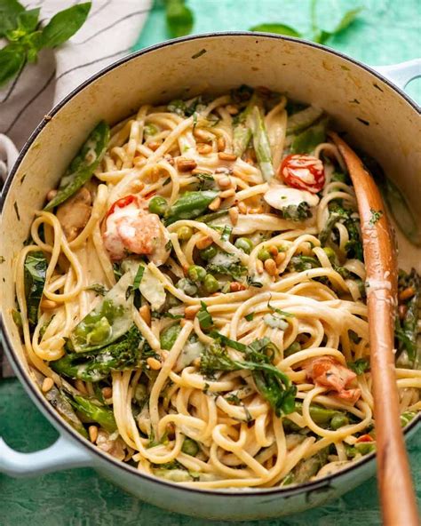 How many sugar are in pasta primavera in a savory garlic broth - calories, carbs, nutrition