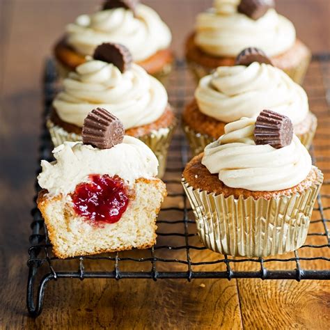 How many sugar are in peanut butter and jelly cupcakes - calories, carbs, nutrition