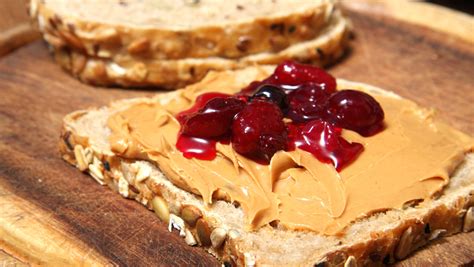 How many sugar are in peanut butter jelly sandwich with grapes - calories, carbs, nutrition