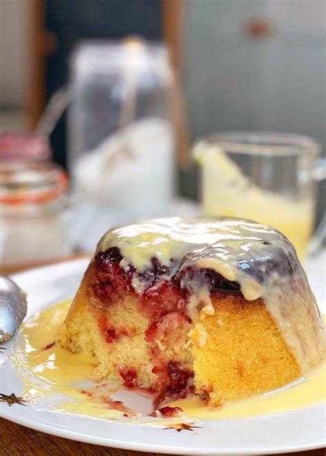 How many sugar are in pear and raspberry sponge pudding - calories, carbs, nutrition