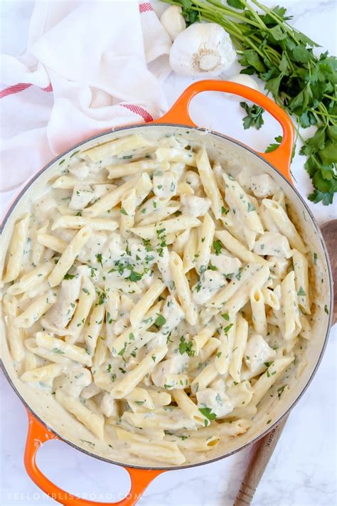 How many sugar are in penne garlic chicken - calories, carbs, nutrition