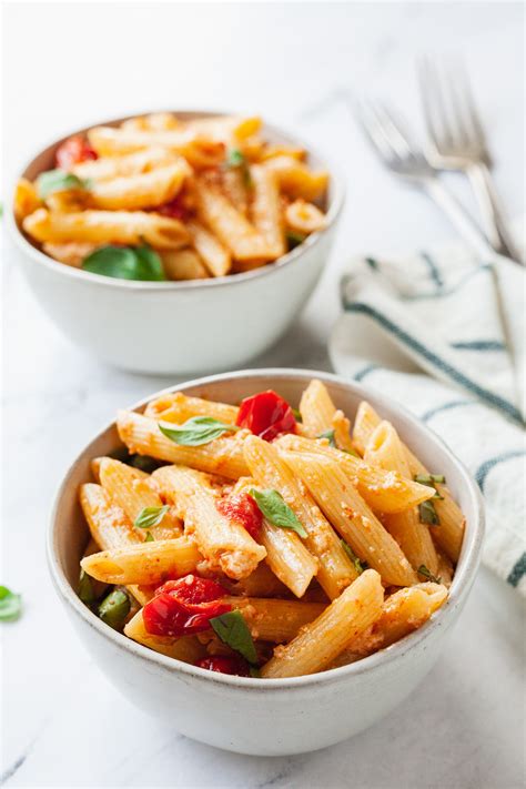 How many sugar are in penne with feta, tomato & spinach, with breadstick - calories, carbs, nutrition