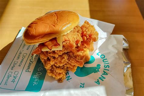 How many sugar are in peppered chicken sandwich - calories, carbs, nutrition