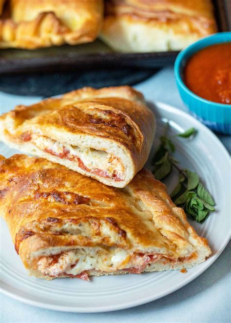 How many sugar are in pepperoni/pesto/ricotta calzone - calories, carbs, nutrition