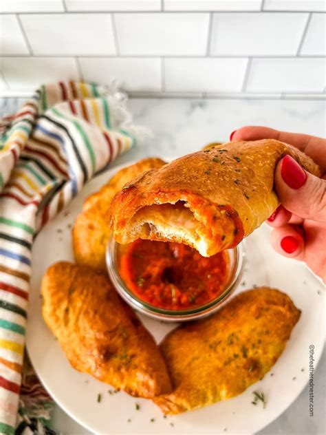 How many sugar are in pepperoni lovers mini calzone - calories, carbs, nutrition