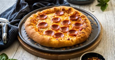 How many sugar are in pepperoni stuffed pizza (16113.16) - calories, carbs, nutrition