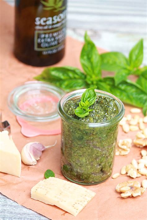 How many sugar are in pesto spread - calories, carbs, nutrition