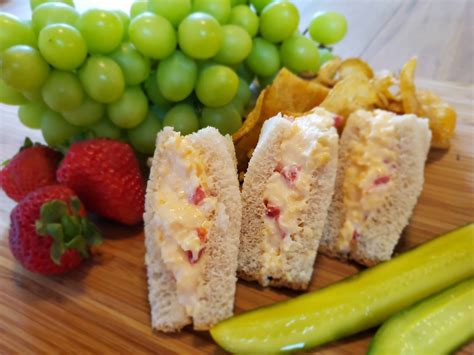How many sugar are in pimiento cheese sandwich - calories, carbs, nutrition