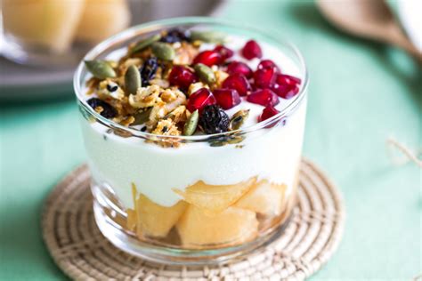 How many sugar are in pomegranate yogurt with granola - calories, carbs, nutrition