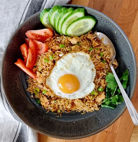 How many sugar are in pork nasi goreng - calories, carbs, nutrition