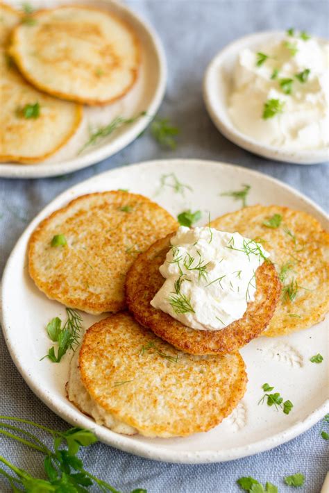 How many sugar are in potato pancakes with sour cream - calories, carbs, nutrition