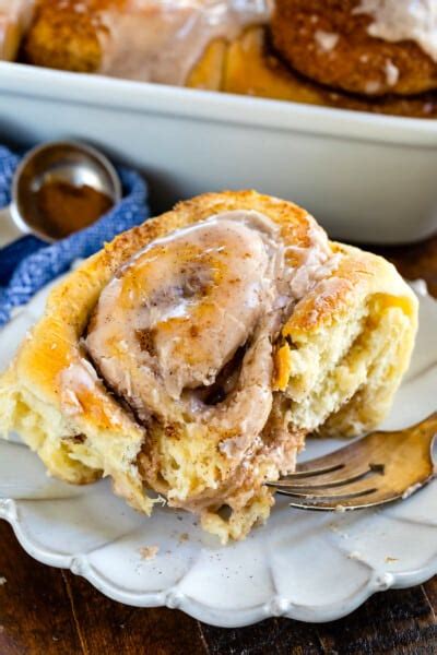 How many sugar are in pumpkin spiced cinnamon roll, with frosting - calories, carbs, nutrition