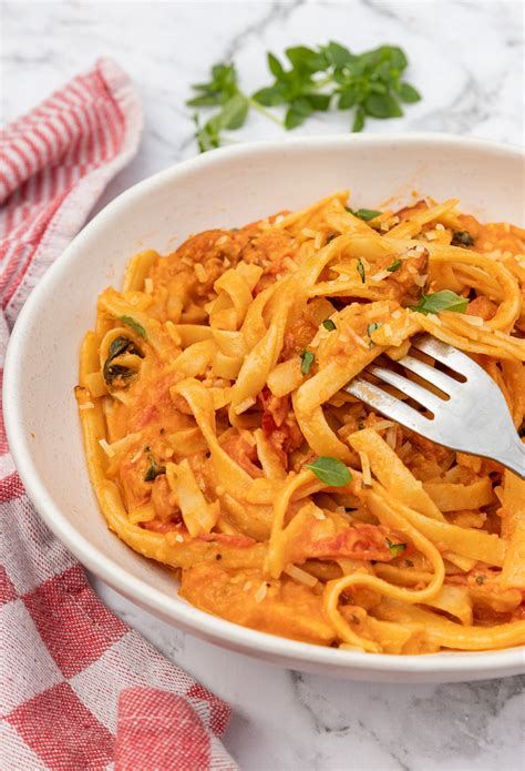 How many sugar are in quorn chorizo with a spicy tomato sauce on a bed of spaghetti - calories, carbs, nutrition