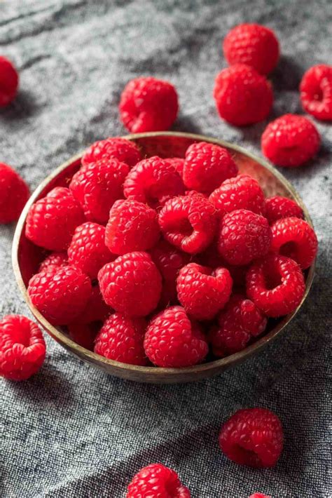 How many sugar are in raspberry and vanilla noughty - calories, carbs, nutrition