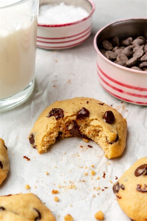 How many sugar are in reduced fat chocolate chip cookie - calories, carbs, nutrition