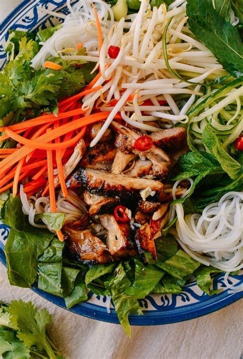 How many sugar are in rice noodle salad with chicken - calories, carbs, nutrition