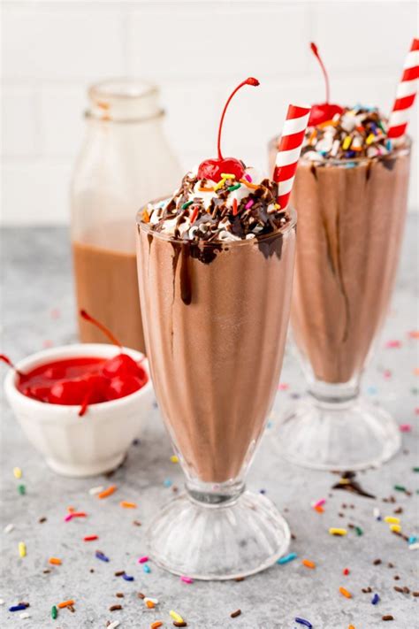 How many sugar are in rich chocolate shake - calories, carbs, nutrition