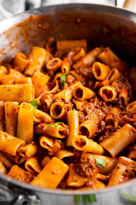 How many sugar are in rigatoni with traditional bolognese - calories, carbs, nutrition