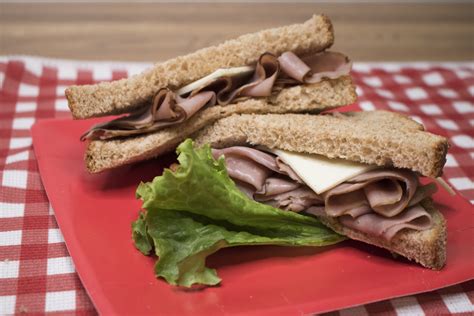 How many sugar are in roast beef swiss on wheat - calories, carbs, nutrition