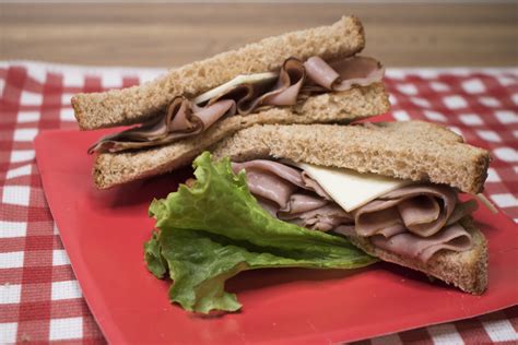 How many sugar are in roast beef swiss on wheat (9143.1) - calories, carbs, nutrition