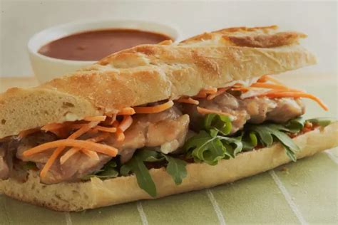 How many sugar are in roast chicken salad baguette - calories, carbs, nutrition