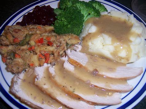 How many sugar are in roast turkey dinner with mashed potato, gravy,stuffing and vegetable - calories, carbs, nutrition