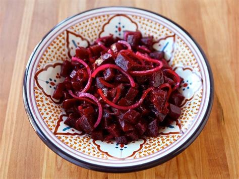How many sugar are in roasted beetroot, red onion & grilled halloumi salad with tomato, olive & caper dressing - calories, carbs, nutrition