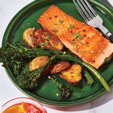 How many sugar are in roasted salmon, potatoes & asparagus - calories, carbs, nutrition