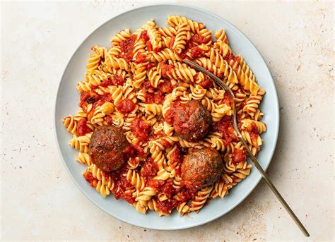 How many sugar are in rotini with meatballs - calories, carbs, nutrition