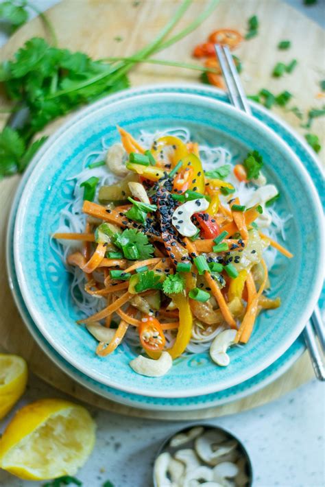 How many sugar are in salad entree noodle asian peanut - calories, carbs, nutrition