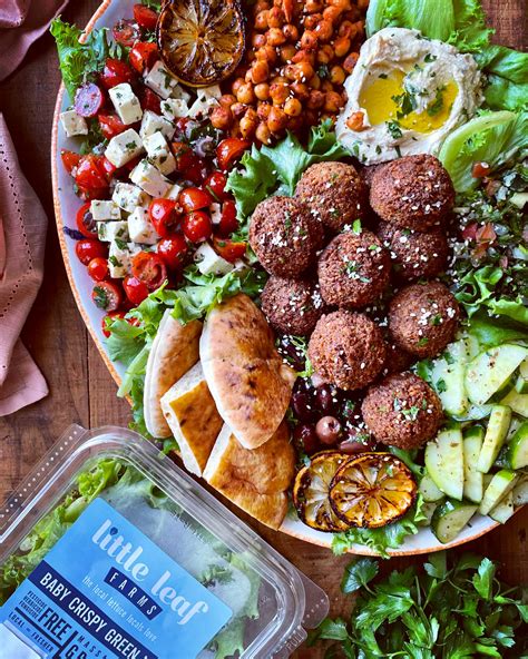 How many sugar are in salad falafel 1/2 cup - calories, carbs, nutrition