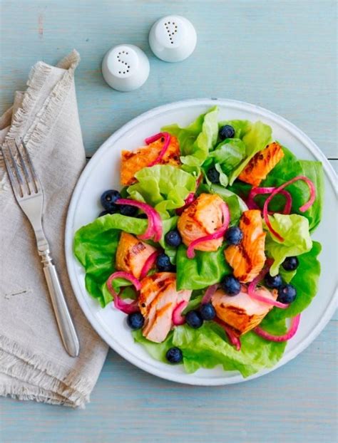 How many sugar are in salmon and blueberry salad - calories, carbs, nutrition