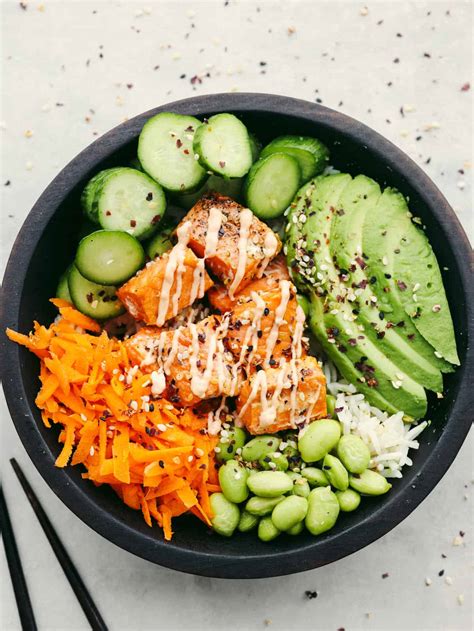 How many sugar are in salmon poke bowl with brown rice and sriracha poke sauce - calories, carbs, nutrition