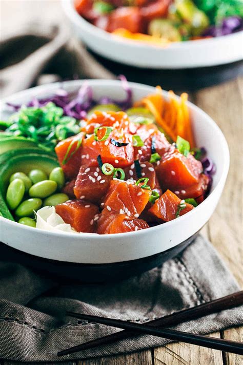 How many sugar are in salmon poke bowl with jasmine rice and sriracha poke sauce - calories, carbs, nutrition