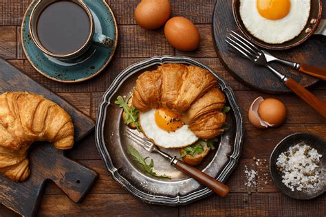 How many sugar are in sand brkf croissant fried egg - calories, carbs, nutrition