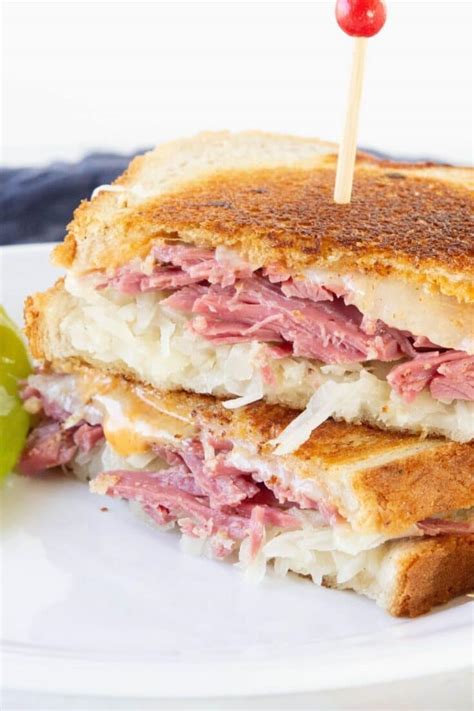 How many sugar are in sand reuben corned beef 1/2 sandwich - calories, carbs, nutrition