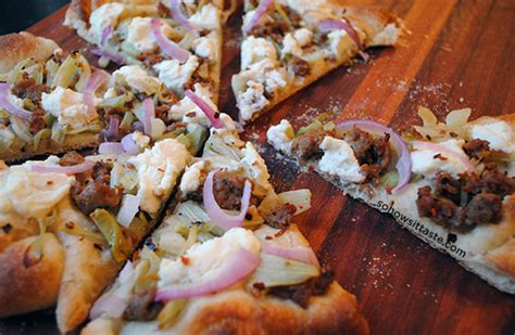 How many sugar are in sausage, fennel and ricotta pizza - calories, carbs, nutrition