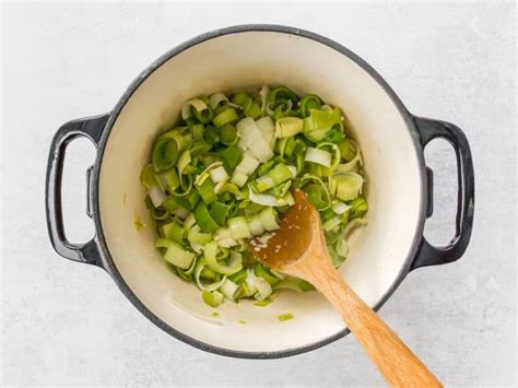 How many sugar are in saute leeks - calories, carbs, nutrition